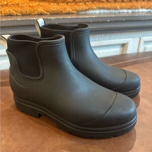 Ugg Droplet Ankle Rain Boots size 9 black